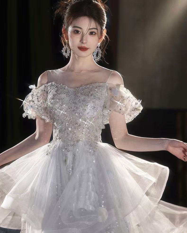 ロマンチックなウェディングドレス、繊細で精緻